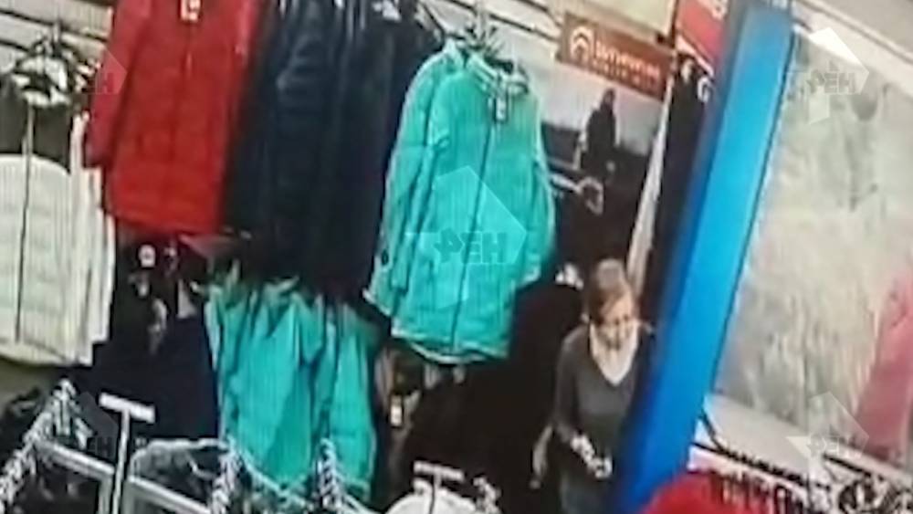 Камеры наблюдения засняли, как у девушки украли $2,5 тыс в примерочной