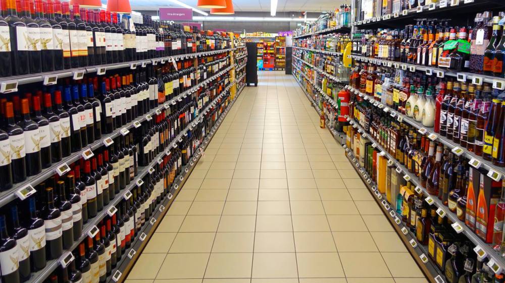Неизвестные обокрали алкогольный супермаркет на Коломяжском и сбежали с бутылками