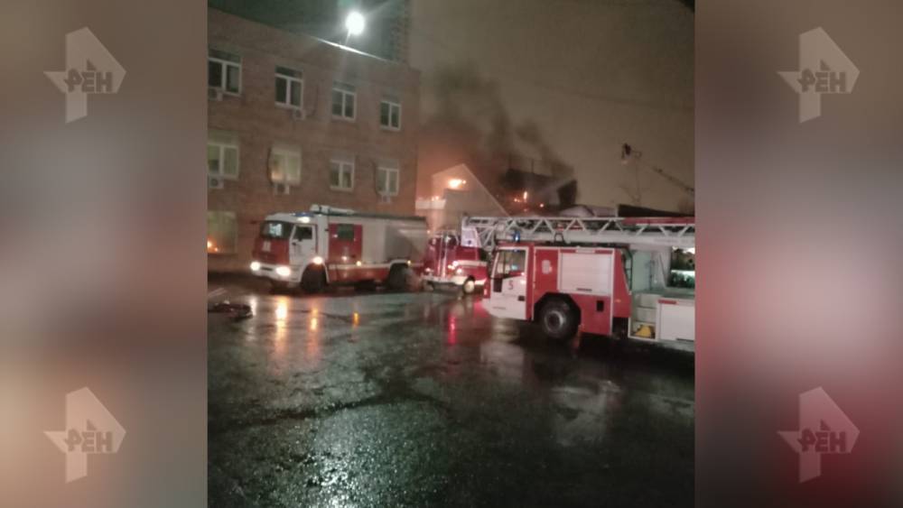 К месту возгорания на складе в Москве отправили пожарный поезд