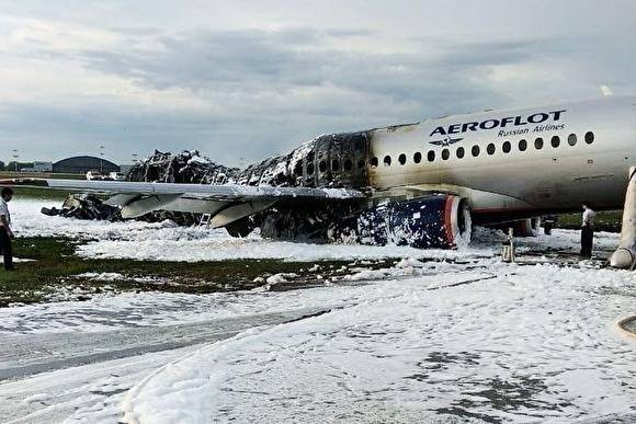 Профсоюз авиадиспетчеров поздравил коллег открыткой со сгоревшим в Шереметьево SSJ-100