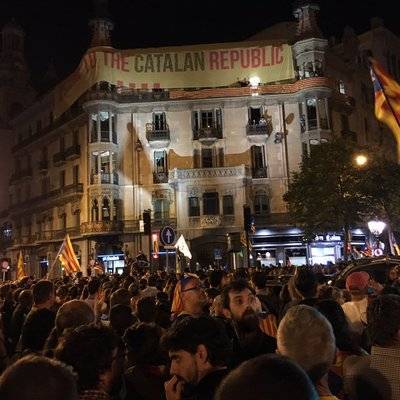 Здание местного МВД Каталонии забрасывают воздушными шарами с краской