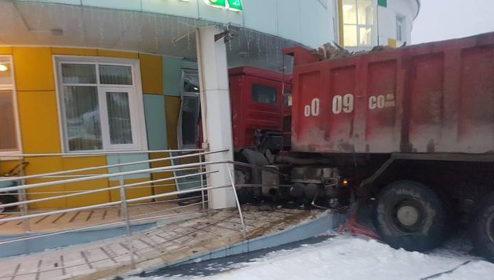 Самосвал пробил стену детского сада в Ханты-Мансийске