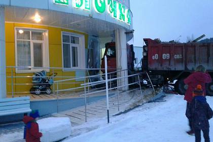 В России грузовик протаранил здание детского сада