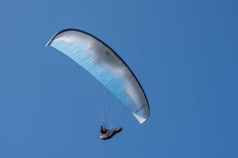 СК в Ленобласти завел дело после неудачного прыжка мужчины с парашютом без подготовки