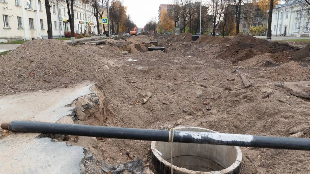 Власти Пскова пообещали отремонтировать проезд к школе № 26 до конца года