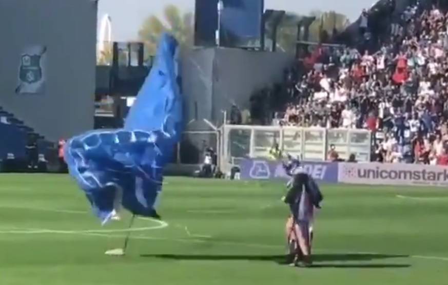 Видео: парашютист приземлился на поле во время матча Интера в Италии