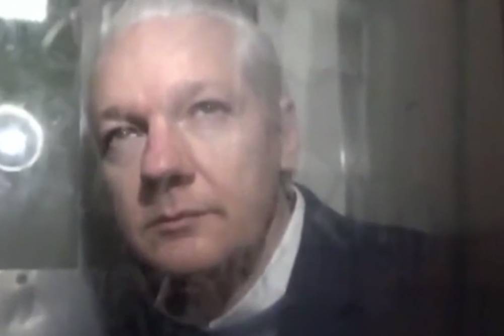Опубликовано видео с Ассанжем после заседания суда об экстрадиции