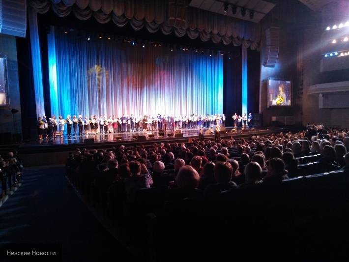 Беглов поздравил педагогов дополнительного образования на концерте в «Октябрьском»