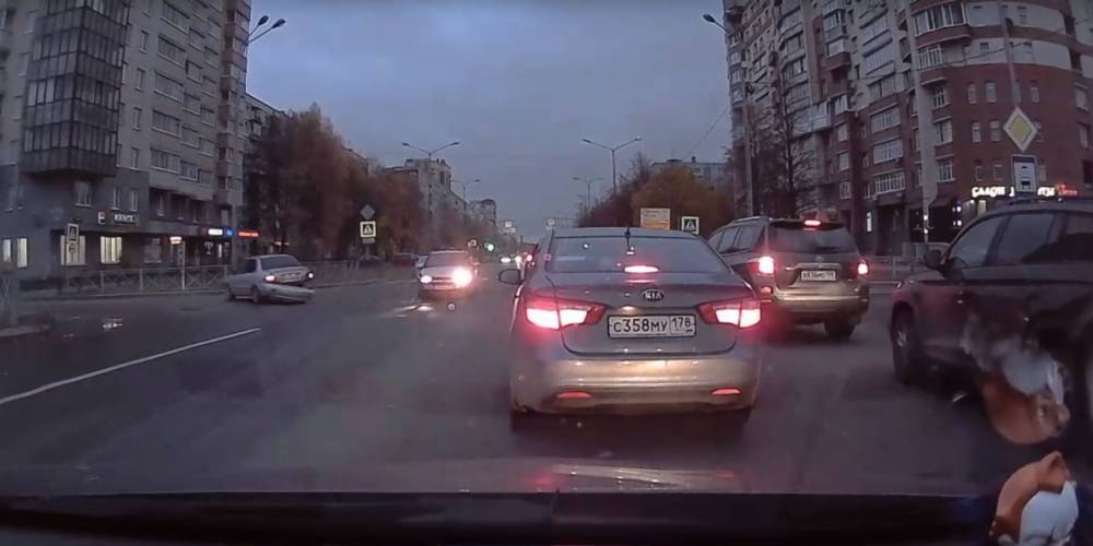 Появилось видео вечерней аварии с иномарками на Искровском и Евдокима Огнева