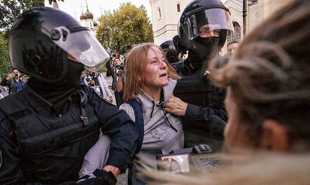 Дарья Сосновская, которую ударил росгвардеец на митинге, пожаловалась на бездействие СКР