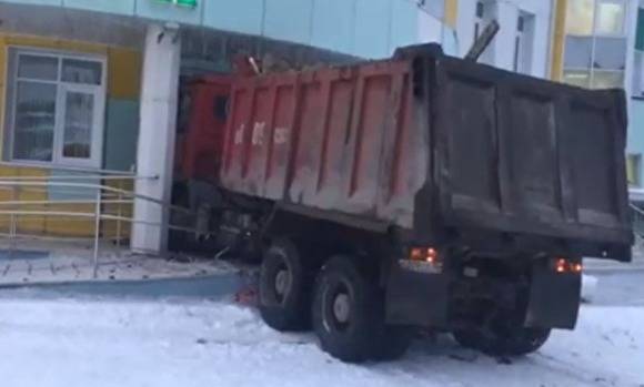 В Ханты-Мансийске грузовик протаранил здание детского сада
