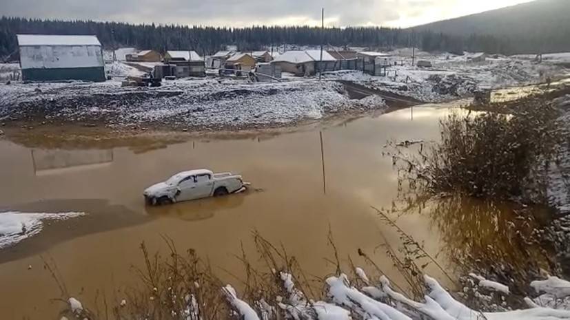 Поисково-спасательные работы на месте прорыва дамбы в Красноярском крае — видео