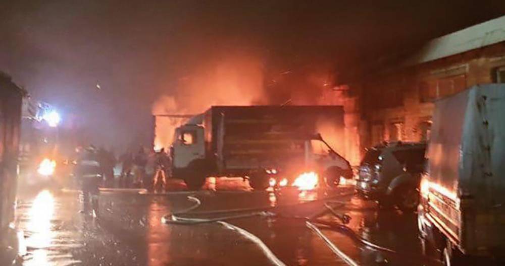 Крыша горящего на востоке Москвы склада обрушилась
