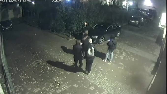 На Лиговском подростки ночью разгромили припаркованный автомобиль