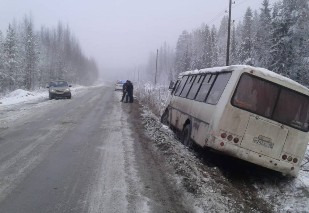 Рейсовый автобус с пассажирами на Вокнаволокской дороге вылетел в кювет