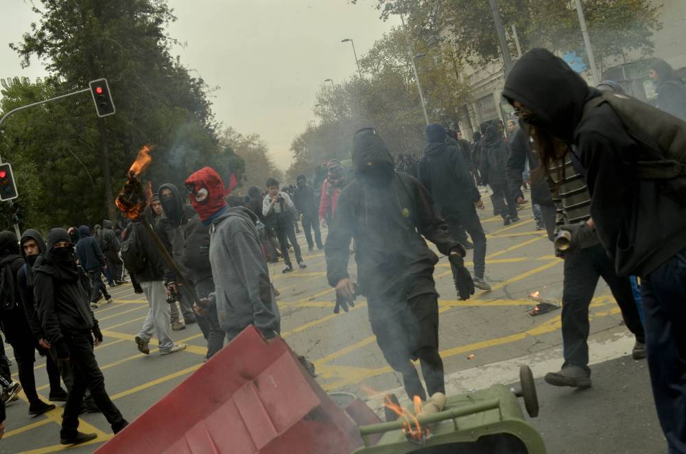 Комендантский час вновь ввели в столице Чили из-за беспорядков