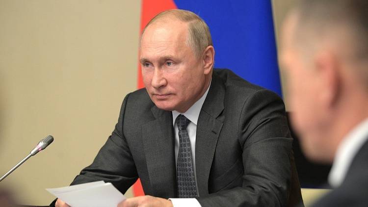 Путин в беседе с Макроном заявил, что Киев должен отвести силы в Золотом и Петровском