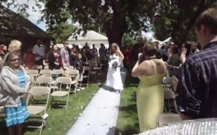 В соцсетях высмеяли невесту, которая шла к алтарю, исполняя откровенный танец под непристойную песню