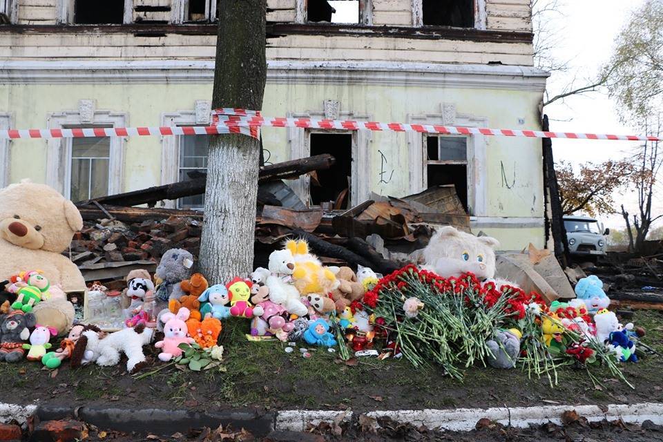 К месту гибели 7 людей при пожаре под Ярославлем несут цветы и игрушки
