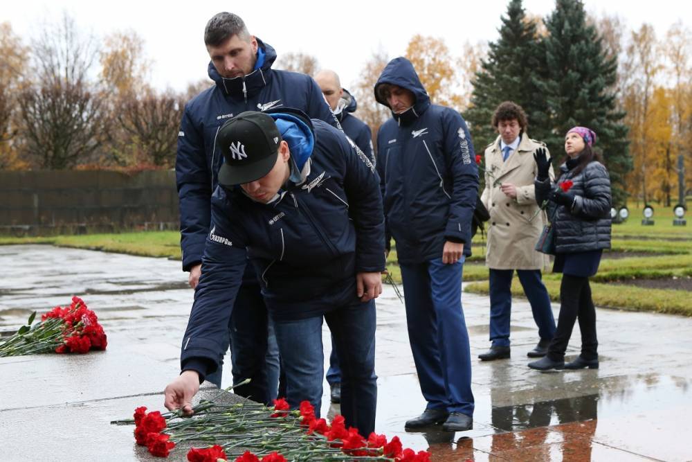 Игроки волейбольного «Зенита» посетили Пискаревское мемориальное кладбище