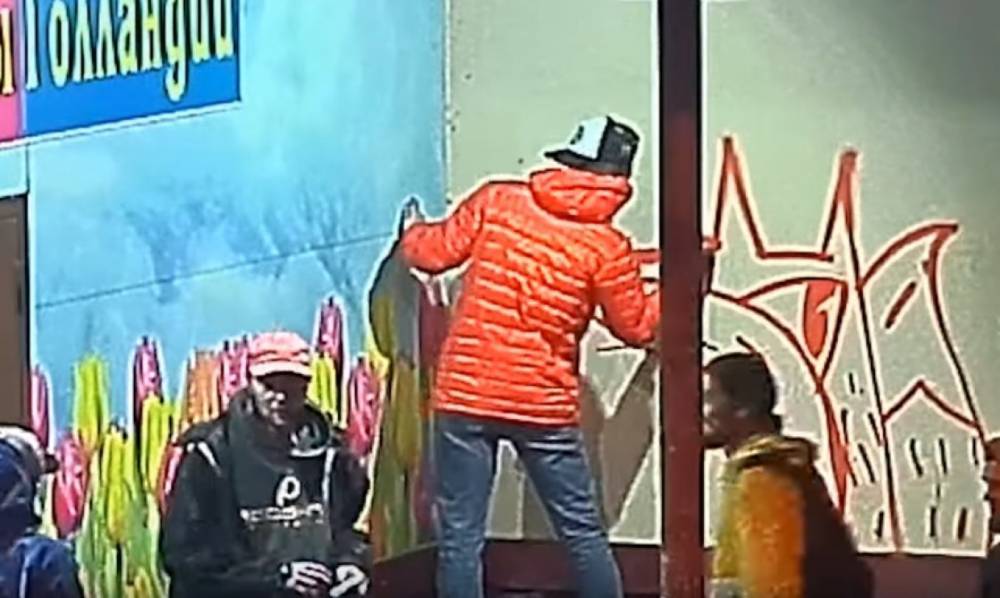 Камеры «Безопасного города» сняли разрисовывающих остановку вандалов в Калининграде