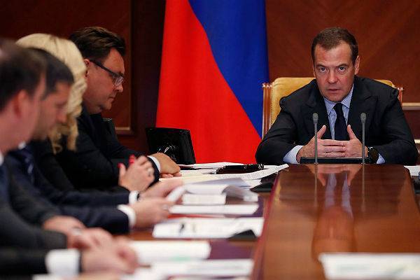 С российской экономикой все в порядке, доложил Медведев