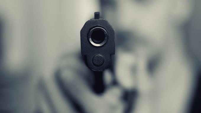 В Мурино двое неизвестных стреляли по местному жителю
