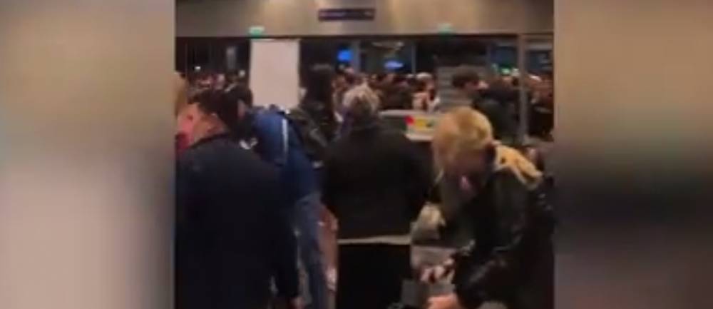 Пассажиры сообщили о больших очередях на входе в аэропорт Внуково