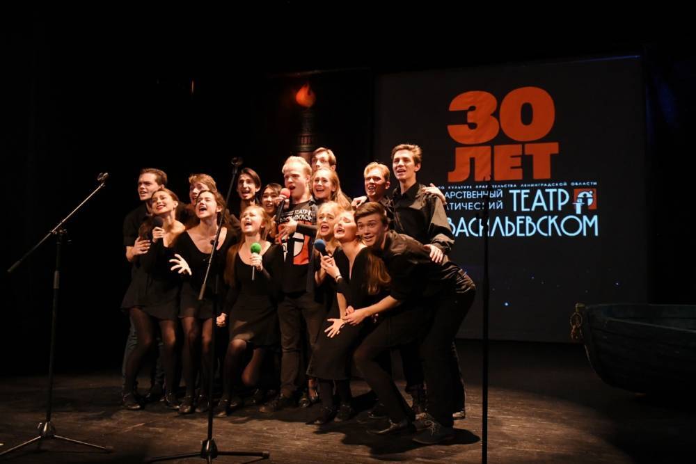 «Театр на Васильевском» получил на 30-й день рождения автобус