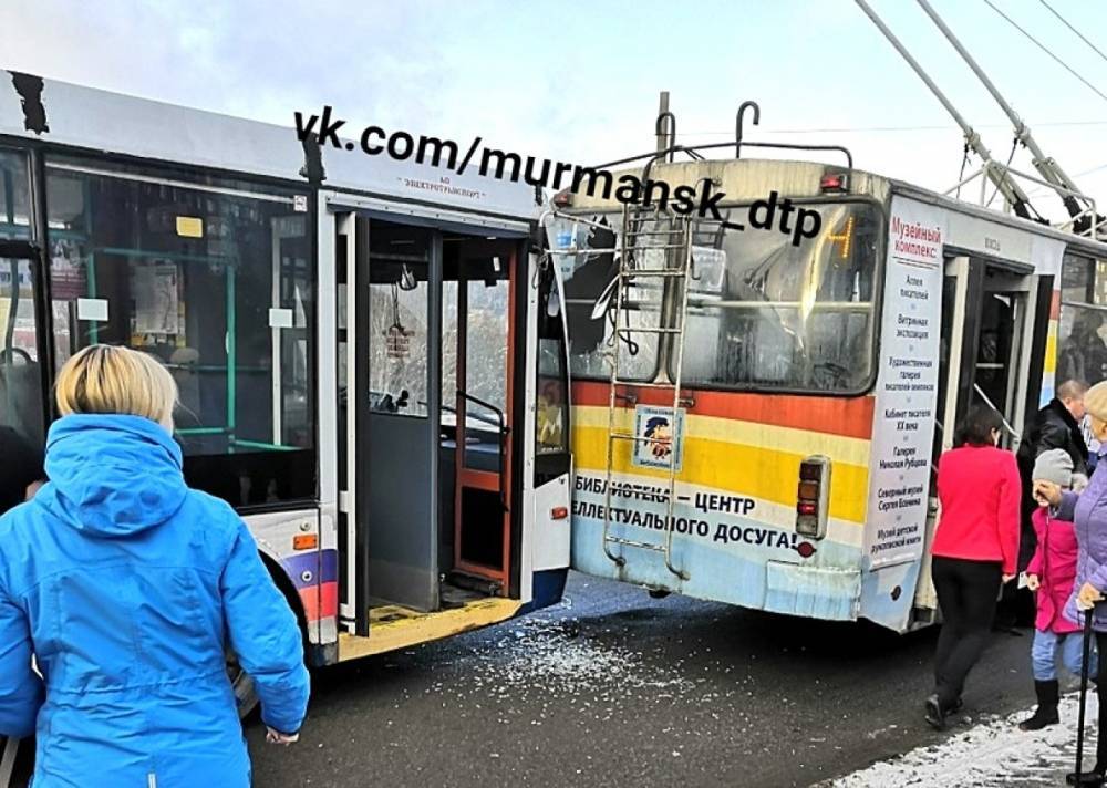 В автопарке Мурманска врезались троллейбусы