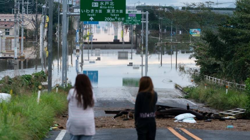Японии угрожают два мощных урагана