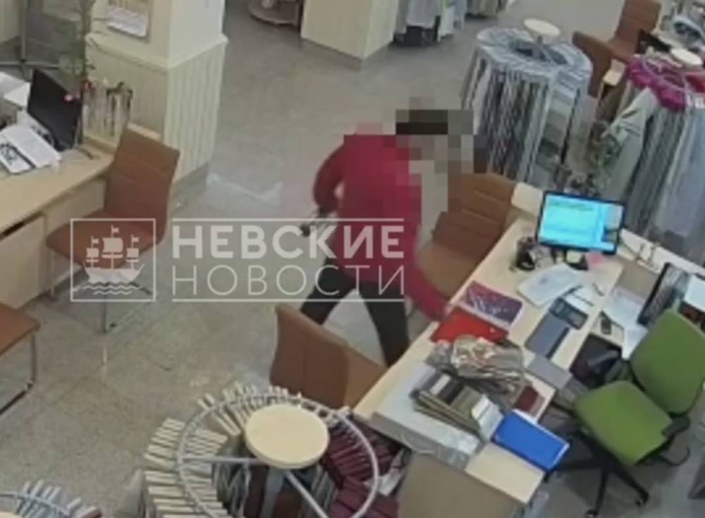 Неизвестный похитил ценные вещи работников торгового комплекса на севере Петербурга