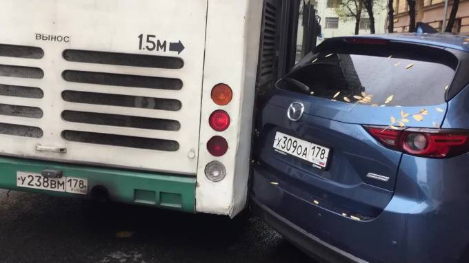 Зацепивший иномарку автобус перекрыл дорогу к остановке на Тверской