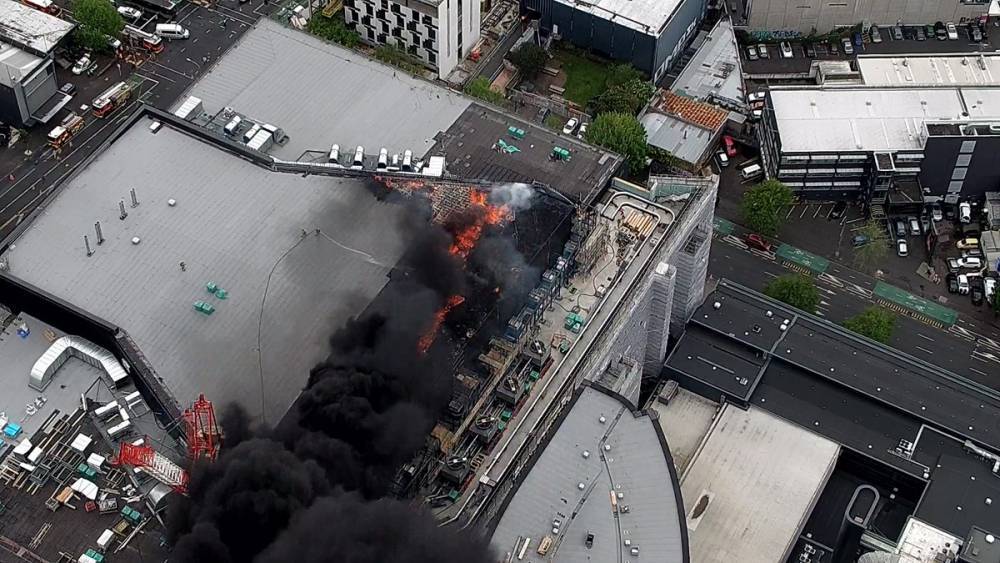 Пламя охватило крышку высотки в центре новозеландского Окленда