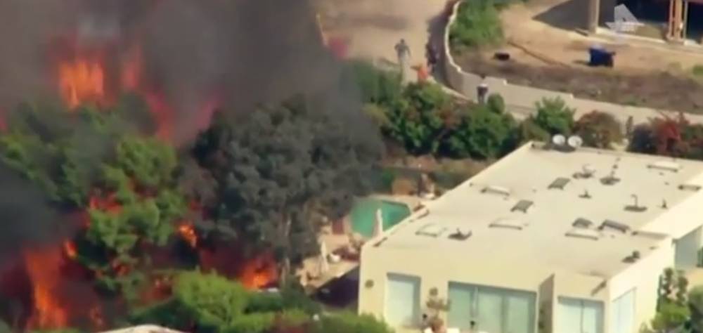 Лесные пожары в Калифорнии добрались до домов знаменитостей