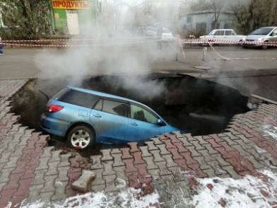 В Красноярске из-за прорыва теплотрассы машина провалилась в гигантскую яму