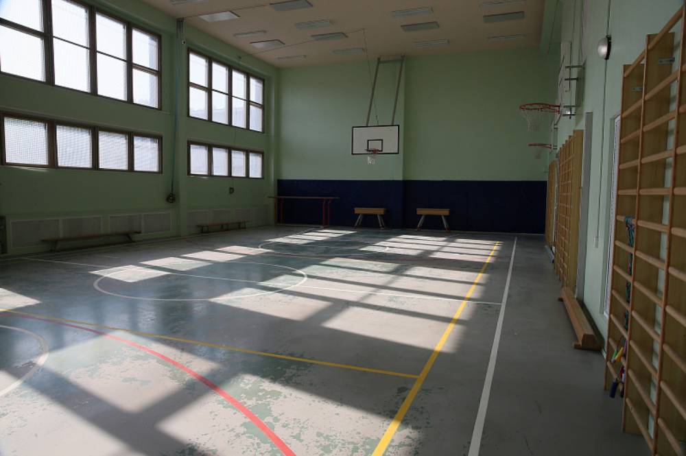 В 14-ти сельских школах Ленобласти отремонтировали и переоснастили спортзалы