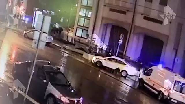 Камера сняла, как таксист нашел младенца на лавке в Москве