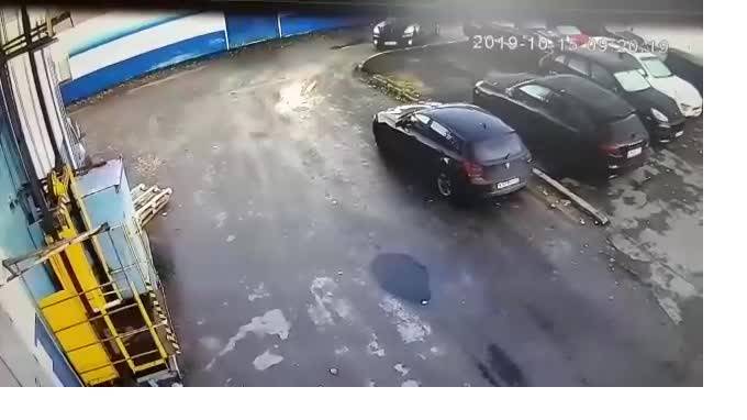 Видео: водитель иномарки переехал девушку на Чугунной улице