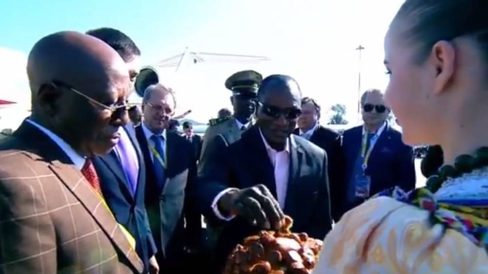 Президента Гвинеи угостили русским караваем в аэропорту Сочи