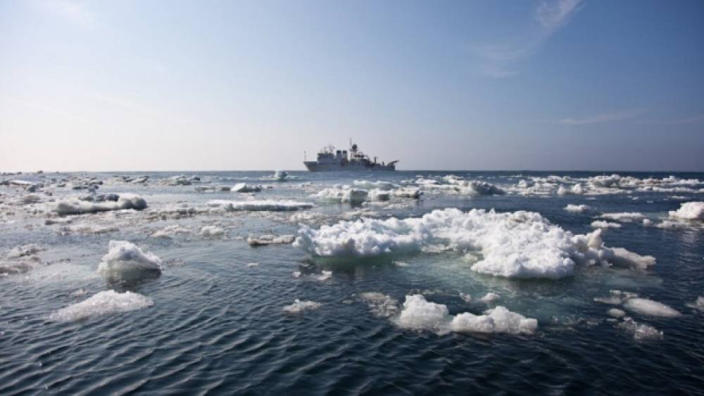 Потерпевший бедствие в Баренцевом море траулер прибудет в Мурманск утром 23 октября