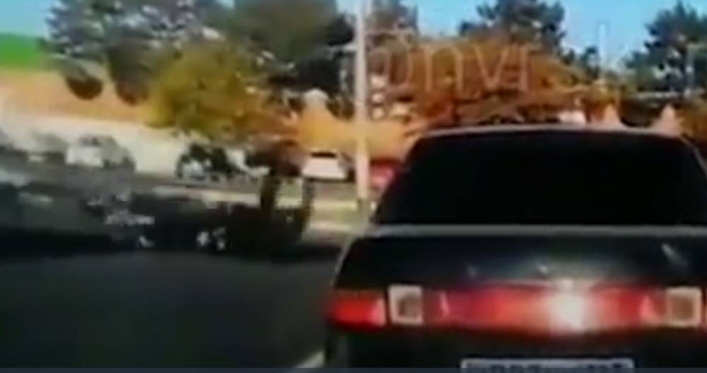Видео: автомобиль сбил мотоциклиста в Новороссийске