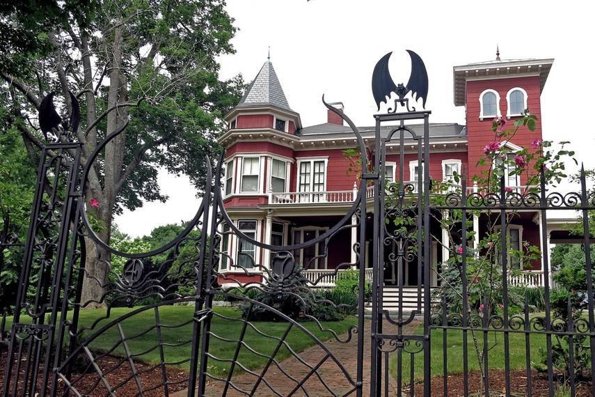 Дом Стивена Кинга станет убежищем для писателей