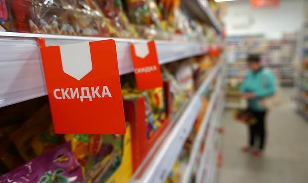 Половина российских семей призналась в том, что денег им хватает только на еду и одежду