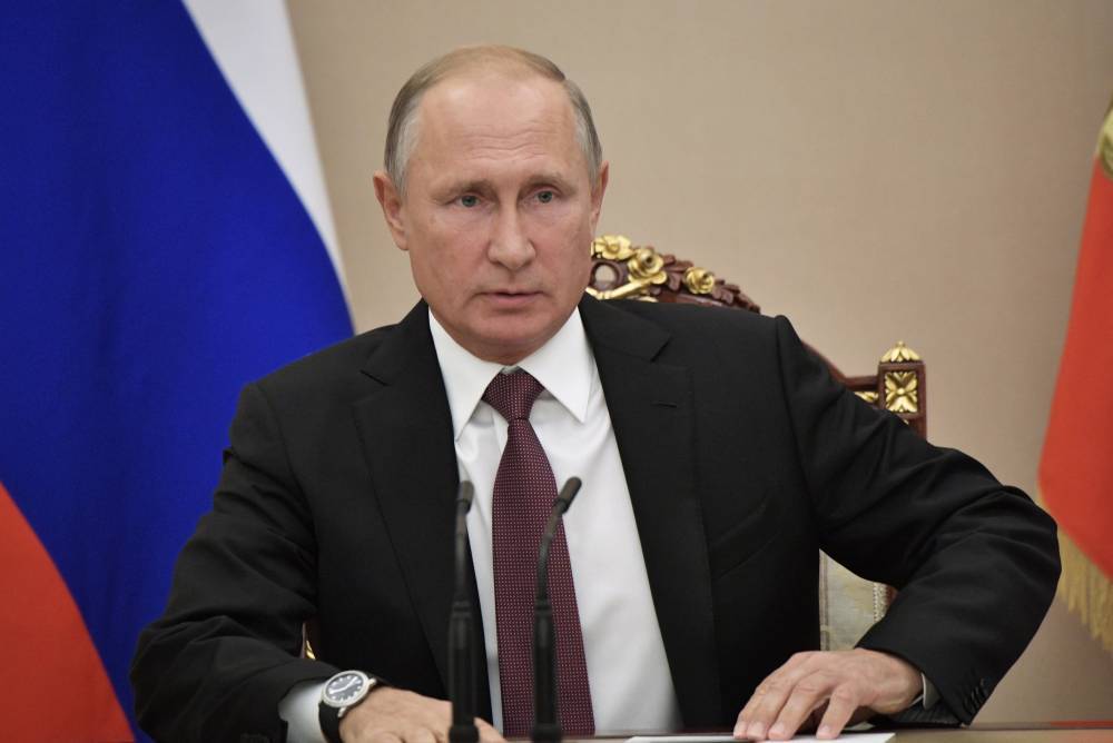 Путин наградил руководителя следственной группы по делу "Зимней вишни"