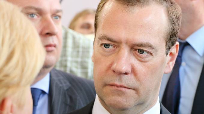 Медведев призвал готовиться к переквалификации из-за роботов