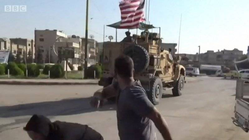 Сирийцы на фоне операции Турции против курдов-террористов забросали камнями военных США