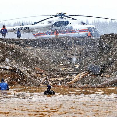 Продолжается поиск 3х рабочих, пропавших без вести после прорыва дамбы под Красноярском