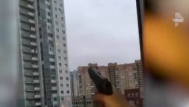 Житель многоэтажки в Петербурге ради забавы открыл стрельбу из окна