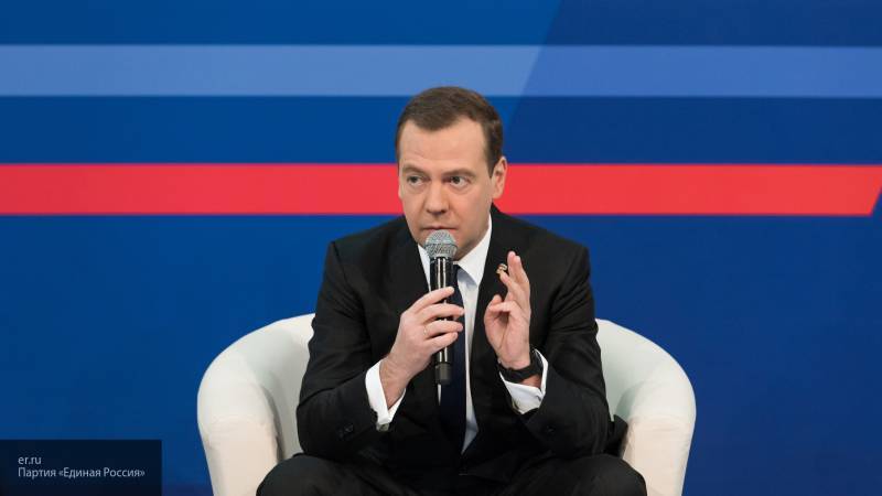 Люди найдут баланс между роботизацией и обычной занятостью, считает Медведев